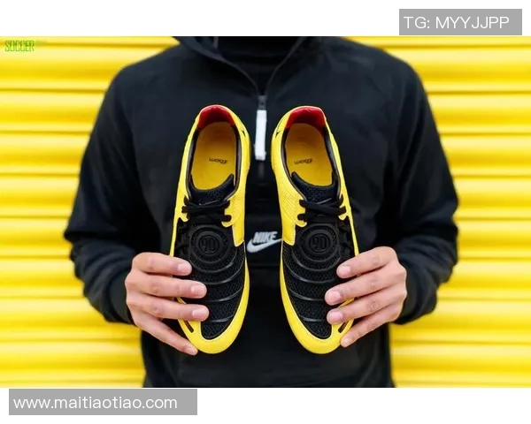 经典再现 T90猎鹰足球鞋复刻版重磅回归 展现精准射门与速度控制极限